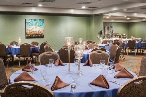 a conference room with tables and chairs with wine glasses at Holiday Inn Rock Island-Quad Cities by IHG in Rock Island