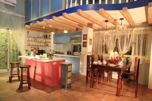 羅東鎮的住宿－幸福三百米，一个带红色岛屿和桌子的厨房