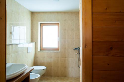 uma casa de banho com um WC e um lavatório em Podjelje em Podjelje
