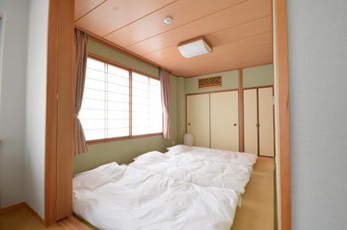 Un pat sau paturi într-o cameră la Takamatsu - House / Vacation STAY 38164