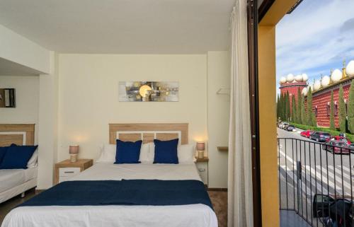 Säng eller sängar i ett rum på Apartamentos enfrente del Museo Dalí