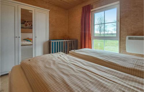 Tempat tidur dalam kamar di Nice Home In Olbernhau With Kitchen