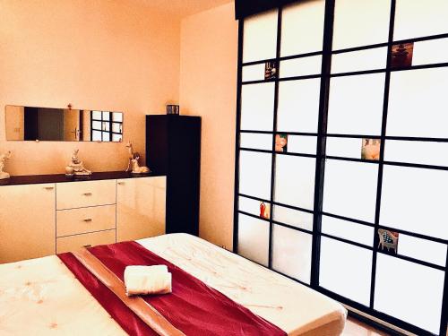 une chambre avec un lit et une cuisine avec une fenêtre dans l'établissement ZenGarden Pool,3bedrooms,lit bébé Beach800m,box&wifi, à Antibes