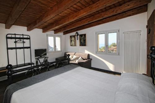 a bedroom with a bed and a couch at Il Cuoco Pescatore, Ittiturismo Lecardònaie du Pescòu in Recco
