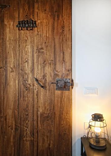 a wooden door in a room with a lamp at Il Cuoco Pescatore, Ittiturismo Lecardònaie du Pescòu in Recco