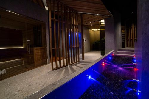 una casa con piscina por la noche con luces azules en Grand Hotel Elite, en Cascia