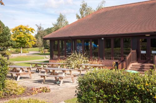 Κήπος έξω από το Holiday Inn Colchester by IHG