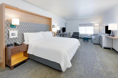 Säng eller sängar i ett rum på Holiday Inn Twin Falls, an IHG Hotel