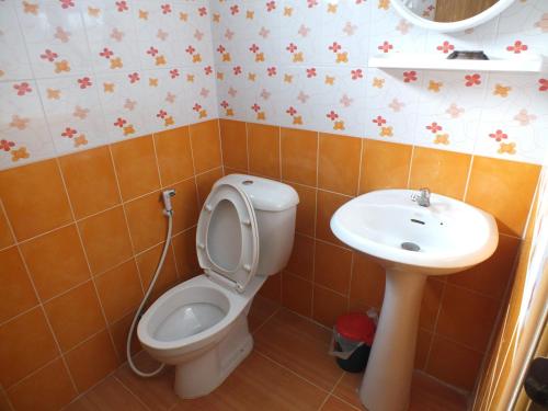 uma casa de banho com um WC e um lavatório em Khao Kho Lucky Hill Resort em Khao Kho