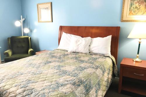 Ein Bett oder Betten in einem Zimmer der Unterkunft Bayside Motel Trenton