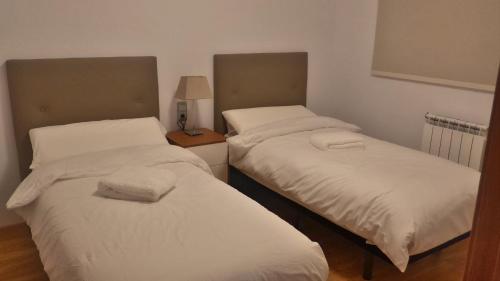 Łóżko lub łóżka w pokoju w obiekcie OtaRibasol