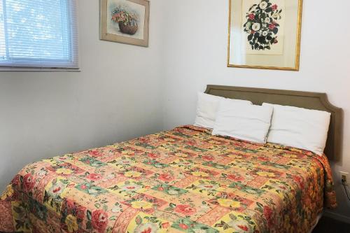 Ein Bett oder Betten in einem Zimmer der Unterkunft Bayside Motel Trenton