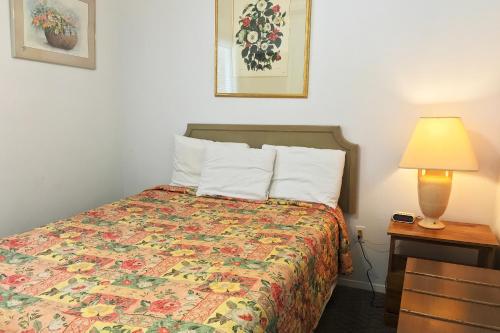 Ein Bett oder Betten in einem Zimmer der Unterkunft Bayside Motel Trenton