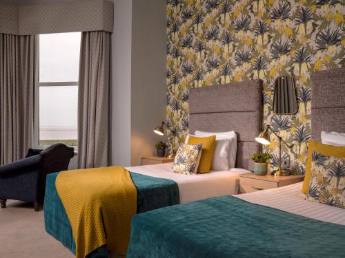 Ένα ή περισσότερα κρεβάτια σε δωμάτιο στο Clifton Arms Hotel