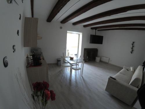 Uma área de estar em La casa nel Borgo Sospeso "con vasca e vista panoramica"