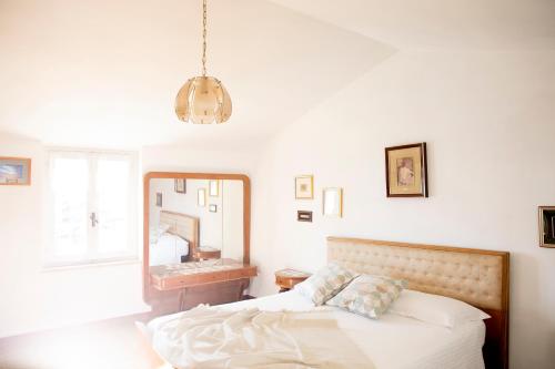 sypialnia z łóżkiem i dużym lustrem w obiekcie IseoLakeRental - Casa La Rondine w mieście Predore