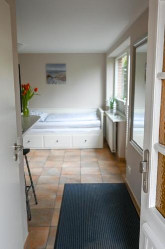 a small room with a bed and a bathroom at Haus Kamp in Tinnum