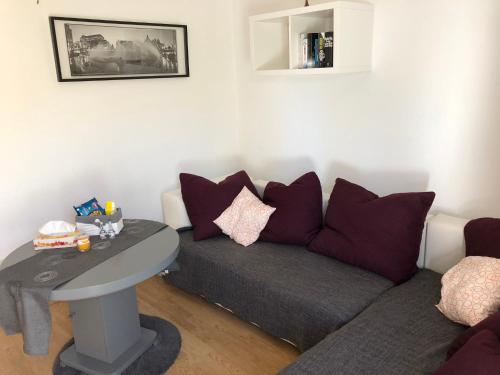 a living room with a couch and a table at 2 Zimmer Wohnung mit Balkon - Nähe Messe in Haar