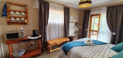 Una televisión o centro de entretenimiento en Thaba Lapeng Mountain Escape