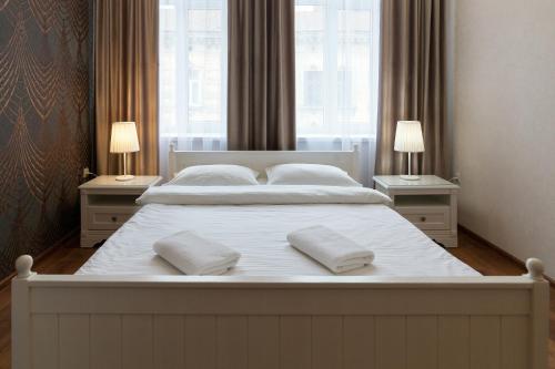 Ein Bett oder Betten in einem Zimmer der Unterkunft LEOGRAND Apartments Panteleimona Kulisha 27