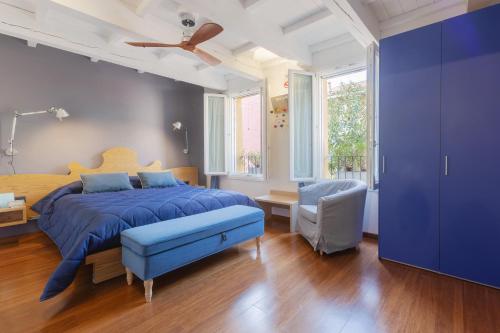 Malagigi Guest House في فيرّارا: غرفة نوم بسرير ازرق وكرسي ازرق