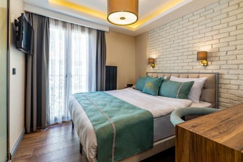 une chambre d'hôtel avec un lit et une télévision dans l'établissement Interstar Hotel, à Istanbul
