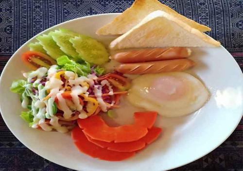 een witte schotel met een salade en groenten bij Aurora Resort Chiangdao in Chiang Dao