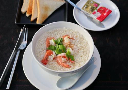 Een kom rijst met garnalen en groenten op tafel. bij Aurora Resort Chiangdao in Chiang Dao