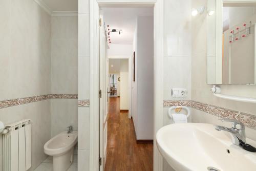 アビレスにあるCentrico y parking gratuito Vut 142 asの白いバスルーム(洗面台、トイレ付)