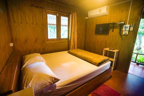 Ένα ή περισσότερα κρεβάτια σε δωμάτιο στο Taluangjit Resort&Garden
