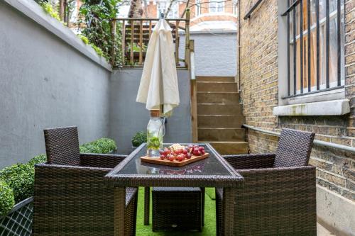 Elegant Kensington Apartment with patio
