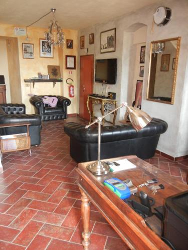 a living room with black leather furniture and a table at San Gennaro Castello in San Gennaro