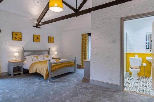 1 dormitorio con cama y aseo en The Old Mill, en Paignton