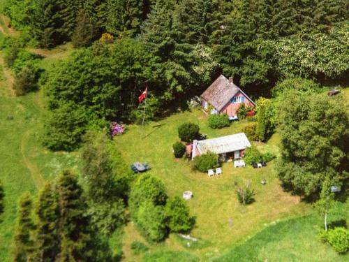 una vista aérea de una pequeña casa en una colina en 6 person holiday home in Br dstrup en Hårup