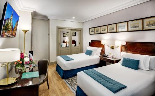 Ліжко або ліжка в номері Sercotel Gran Hotel Conde Duque