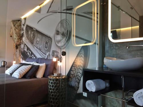 a bathroom with a couch and a sink in a room at 1/4 na Serra in Rio Maior