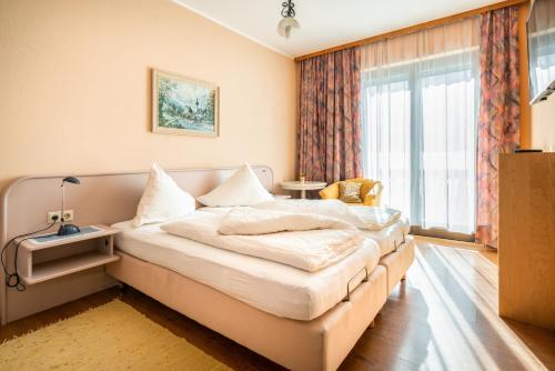 Un pat sau paturi într-o cameră la Erlenhof B&B