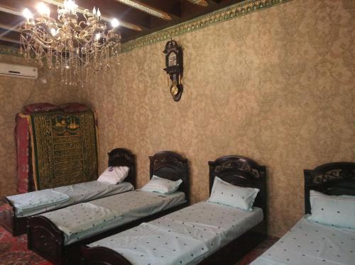 Ένα ή περισσότερα κρεβάτια σε δωμάτιο στο Rahmat guesthouse