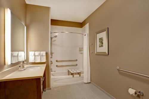 Kupatilo u objektu Staybridge Suites - Overland Park - Kansas City S, an IHG Hotel