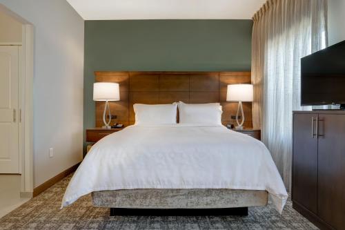 En eller flere senge i et værelse på Staybridge Suites - Overland Park - Kansas City S by IHG