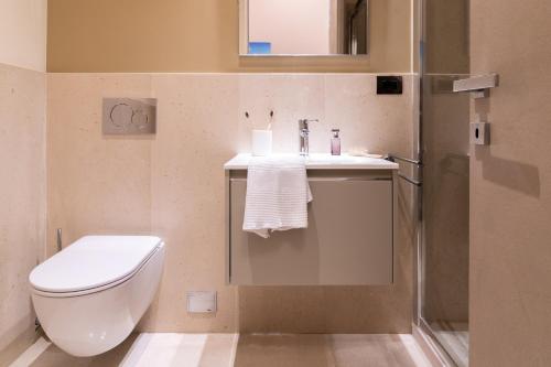 a bathroom with a toilet and a sink and a shower at Luxury Maison - Appartamento di lusso a 50m dalla spiaggia in Grottammare