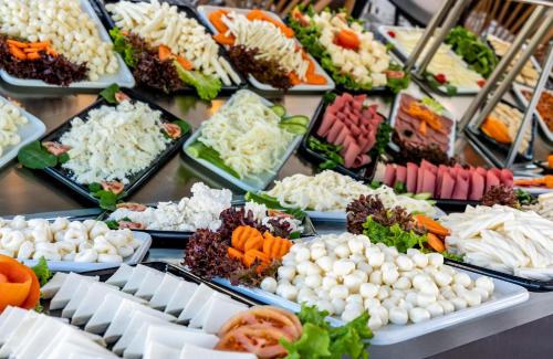 un buffet de différents types de nourriture sur une table dans l'établissement Interstar Hotel - Sultanahmet, à Istanbul