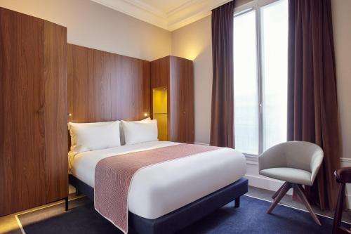Holiday Inn Paris - Gare de Lyon Bastille, an IHG Hotel tesisinde bir odada yatak veya yataklar