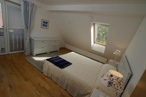 um quarto com uma cama grande e uma janela em Chalet Alpina em Bovec