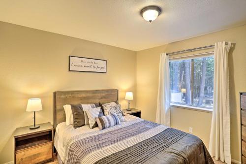- une chambre avec un lit, deux lampes et une fenêtre dans l'établissement Base Camp Lassen Home 13 Mi to Volcanic Natl Park, à Shingletown