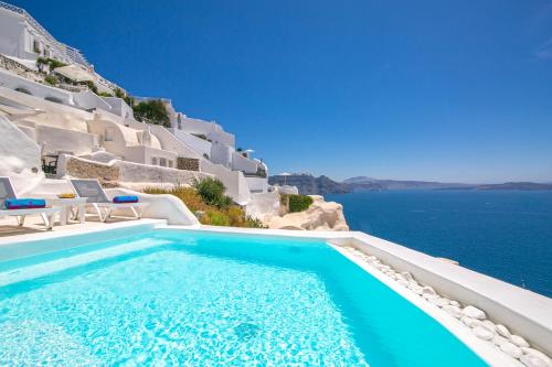 basen z widokiem na ocean w obiekcie Alexander's Suites w mieście Oia