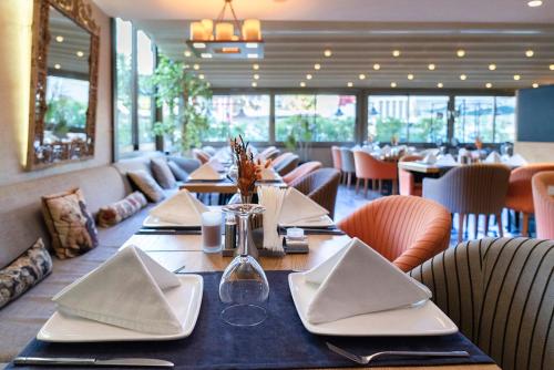 A restaurant or other place to eat at Sky Kamer Hotel Antalya