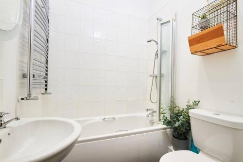 Bilik mandi di Lovely Boutique Apartment in Newcastle - Ground Floor