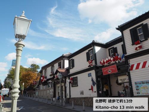 a street with a street light and a building at Guesthouse KOBE YAMATOMUSUBI in Kobe