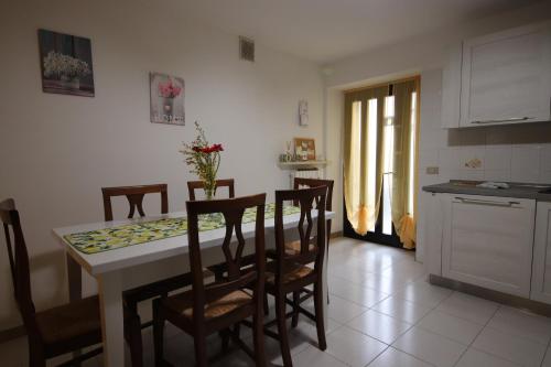 a kitchen and dining room with a table and chairs at Casa Vacanze Al Borgo in Caprino Veronese